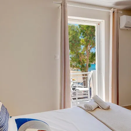 Kamelo Vari (Syros)